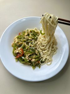 炕椒鸡蛋浇头面商用制作方法，出餐快，标准化出餐