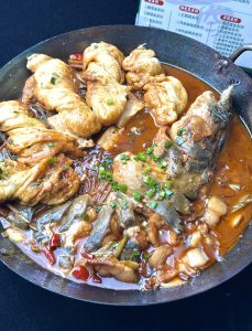 铁锅炖鱼-五花肉炖清江鱼商用制作方法